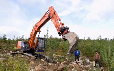 ZX225USRL är nu en av två modeller som Hitachi specialanpassat för att kunna arbeta med både gräv- och anläggning och med skogsbruket.