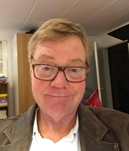 Varför började jag spela folkmusik? Ulf Lundgren Varför börjar man? Frågan var väl enklare förr. Då fanns det ofta en spelman och en son (det var oftast söner).