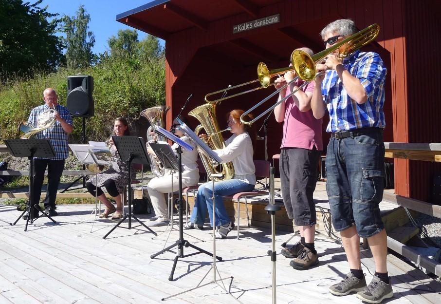 Spelmansstämman i Nykvarn firade 10-årsjubiléum den 21 augusti Åke Andersson I år firar också Hembygdsförbundet projektet är att berätta om 100 år och vi inviger idag en modell musiklivet i Nykvarn