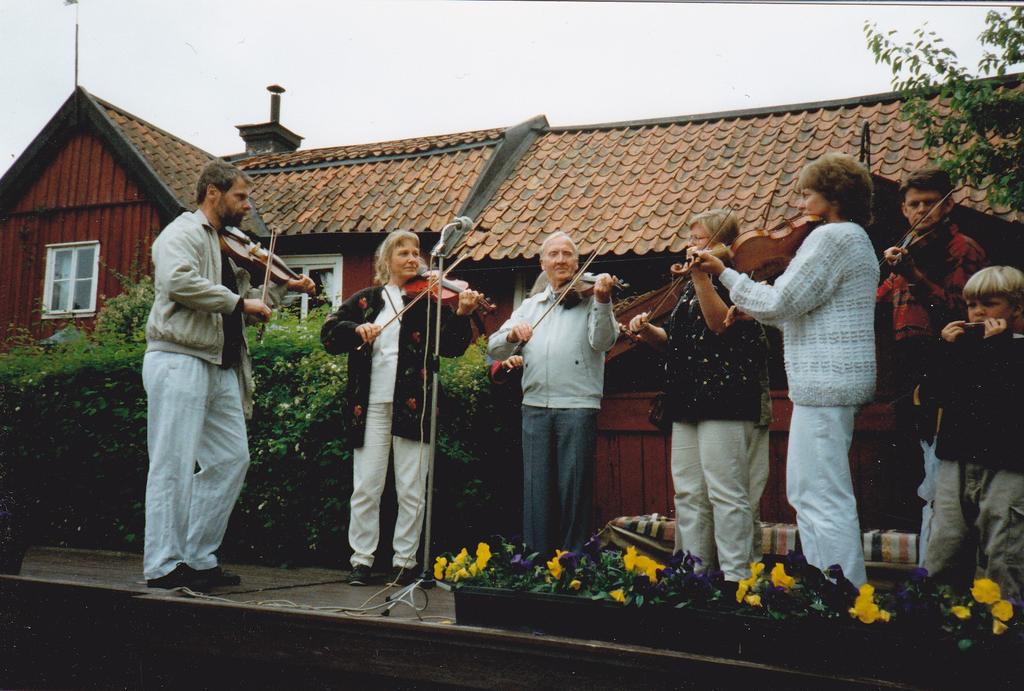 Ungdomsgruppen har blivit medelålders Lästringe Låtar fyller 35 Mycket har hänt sedan 1981 när Södertälje Spelmanslags ungdomsgrupp bildade en egen förening och Lästringe Låtar föddes.