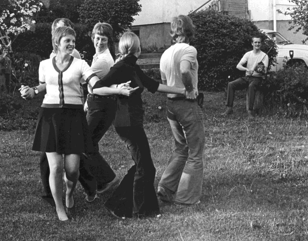 vänner som tillsammans med Christina betytt mycket för mig som folkdansare. Genom bekantskapen med Henry Sjöberg kom jag i kontakt med det som Henry valde att kalla folklig dans genom bl.a. den kursverksamhet som spelmansförbundet utvecklade under 70-talet.