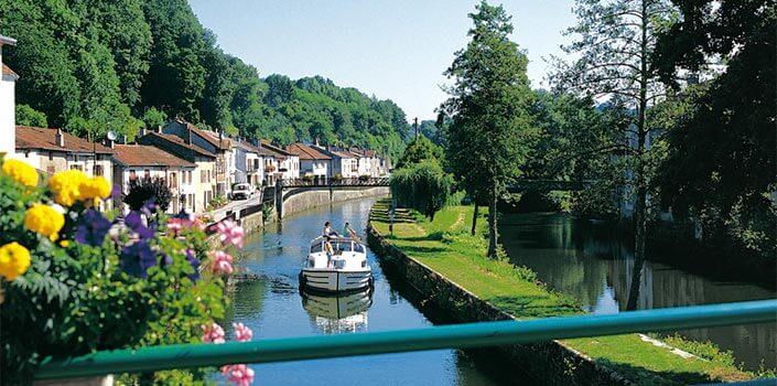 Bourgogne Franché-Comte Hyr kanalbåt och åk på kanalbåtssemester i Bourgogne Franché-Comte Från täta skogar, klippor och bergslandskap till böljande gräsängar, vingårdar och fridfulla landskap