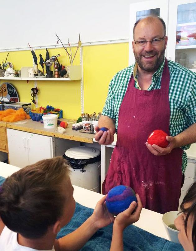 Välkommen Pedagogisk visning Kom och ta del av våra utställningar, följ med på en visning där vi utforskar och diskuterar tillsammans, naturligtvis anpassat till ålder på eleverna och speciella