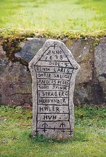 GAMLA GRAVSTENAR Längs kyrkogårdsmuren runt Gällareds kyrka står det gamla gravstenar. När kyrkogården inte rymde flera gravstenar var det förr brukligt att avlägsna de gamla och t.ex.