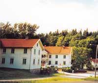 Med familjen, vännerna och arbetskompisarna kan ni uppleva känslan av att baka ert egna tunnbröd och få höra gårdens historia berättas. Kaffestugan öppen: 6 aug kl. 12-17, 20 aug kl. 16-19, 17 dec kl.