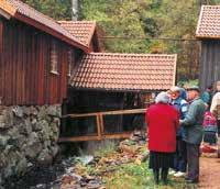 Bonadsmålaren Sven Erlandsson målade 1848 trettiotre bibliska motiv direkt på de fyra väggarna som var klädda med papper. Öppet sön 2 juli-13 aug kl 14-16 med guidning kl. 14 och 15.