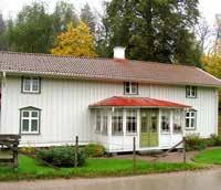 se Koordinater N: 57 20.7398 E: 13 6.8318 77. FÖRLÄGGARGÅRDEN LERBÄCKSBYN 77 Lerbäcksbyn är en av Sjuhäradsbygdens alla förläggargårdar.
