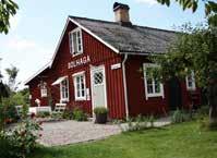 Du vandrar runt bland uppbyggda miljöer, som lanthandel och skola samt allehanda jordbruksmaskiner. Massor av prylar att upptäcka. En nostalgitripp utöver det vanliga.