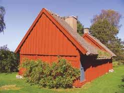 Här hölls förr, enligt folktron, ting då dåtidens lagmän samlades Som av en tillfällighet förvaras Årstad Härads tingsbord i Bålastugan intill domarringen.
