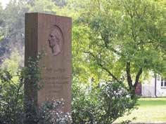 ) med minnesstenen över författaren mm Olof von Dalin, som föddes här 1708. Han skrev bl. a. Sagan om hästen. Jörgen Pettersson 0346-718 262 www.vinberg-ljungby.se, www.vondalin.
