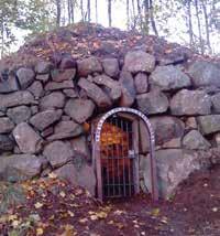 I trädgården ståtar perenner och i köksträdgården odlas grönsaker. Förvaltas av Hallands kulturhistoriska museum. Boka visning maj-sept.