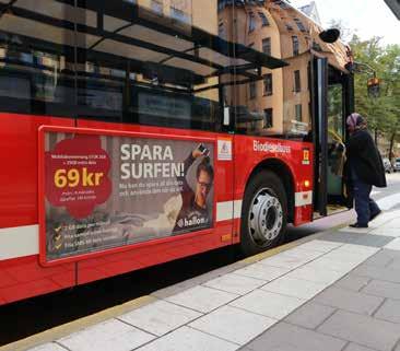 Påstigning buss Reklamyta på bussens instegssida. Placerad i ram och synlig för kollektivresenärer och fotgängare. Format 140 x 50 cm. Stockholm 140 x 70 cm.