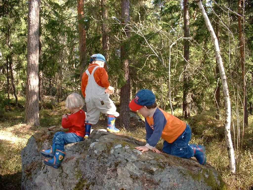 LEKAR SÅNGER OCH RAMSOR EN PDF-BOK Innehåller 50 lekar, 20 sånger och 30 ramsor. Välkommen in i barnens Utikuliga värld!