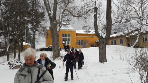 Nöjda och glada men ganska hungriga skyndade vi till bussen för transporten till vårt lunchställe efter avslutat besök i Villa Akleja.