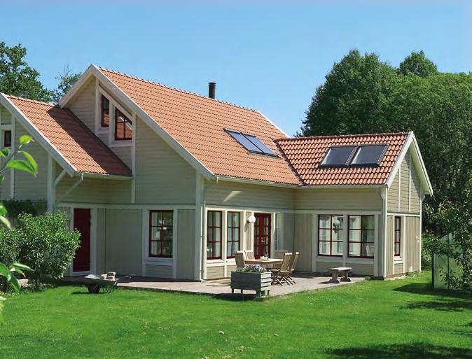 Familjärt På ett hus med rikt detaljerad utsmyckning eller snickarglädje gäller det att hitta rätt kombination av kulörer på fasad, fönster, räcken, vindskivor och så vidare.