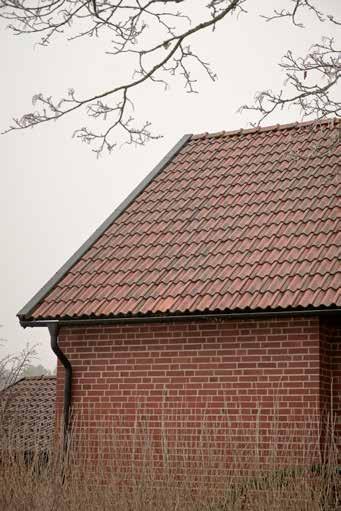 Skivtäckt falsad plåt, här kopparplåt men ofta målad järnplåt, är ett traditionellt taktäckningsmaterial som var vanligt förekommande in på 1950-talet (överst vänster).