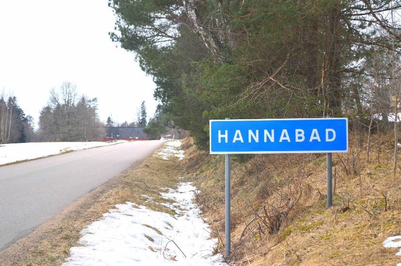 Vägbeskrivning Från Markaryd kör ca 4 km söderut till Hannabad. Efter skylt Hannabad (se foto) kör 300 m och håll höger mot Björnhult, kör ca 1,5 km sväng höger.