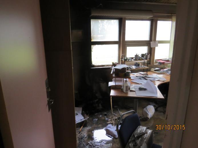 Olycksförloppsutredning Sida 4(6) Branden har anlagts genom att slå sönder ett fönster från utsidan och tända eld på papper eller gardinerna med hjälp av tändare eller tändstickor.