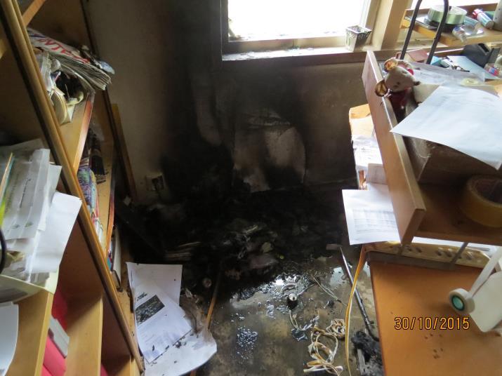 Väggen nedanför fönstret får de kraftigaste brandskadorna(se bild 3). Värmen från branden smälter närliggande plastdelar som ligger på skrivbordet och det droppar ned på golvet.