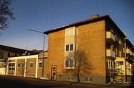 Hälsinge Bygg har på uppdrag av AB Hudiksvallsbostäder byggt om delar av f d Postens gamla lokaler, Kv Kronboden på Skeppargatan 1.