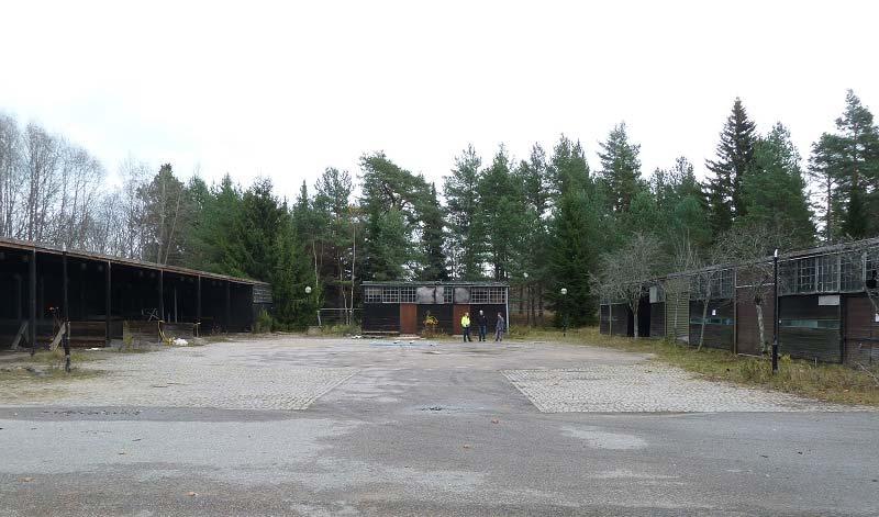 HISTORIK OCH BESKRIVNING Skogskyrkogårdens område med ekonomibyggnader uppfördes 1964 efter ritningar av Ockelbobördige arkitekten Bernt Nyberg.