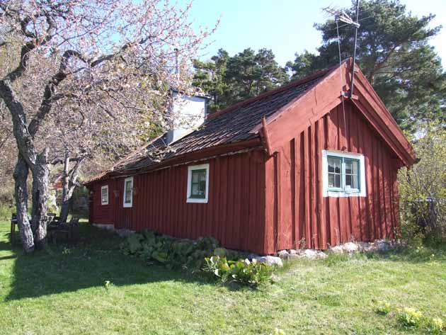 Inledning Under försommaren 2012 har arbeten utförts på Hamnviksstugan. Fastighetsägaren Kerstin Pettersson ansökte om byggnadsvårdsbidrag för renovering av byggnadens tak i september 2011.