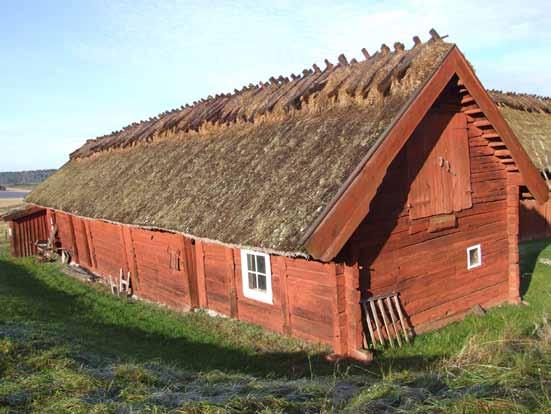 Bostadshuset är troligen byggt på 1700-talet, men byggdes på vid slutet av 1800-talet. Hönshuset, G, ska enligt uppgifter vara gårdens äldsta hus. Ladugården sålder är okänd.