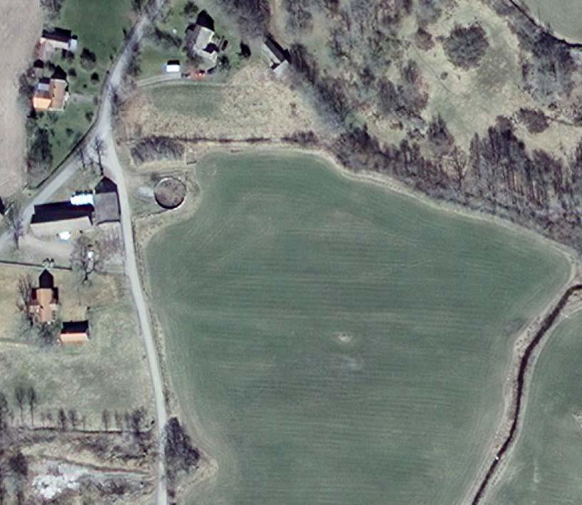 Det begränsade antalet bergborrade hål gör att någon exakt avgränsning av föroreningen inte kan göras. Spridningen är dessutom heterogen då det rör sig om spridning i en sprickakvifer.