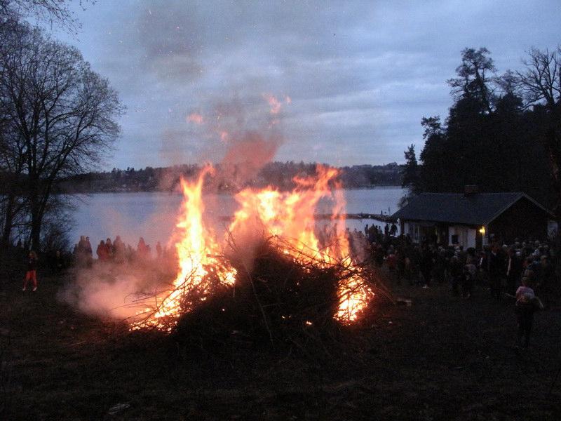 Middag:: Pris: Samkväm Inbjudan till Valborgsmässofirande på Tollare Folkhögskola 30 april 2018 Lax, potatis, sås, sallad, rabarberpaj och kaffe. Beställes i förväg 190:- för vuxna, 95:- för barn t.o.m. 12 år Ankomst: Kom när det passar Hålltider: 15.