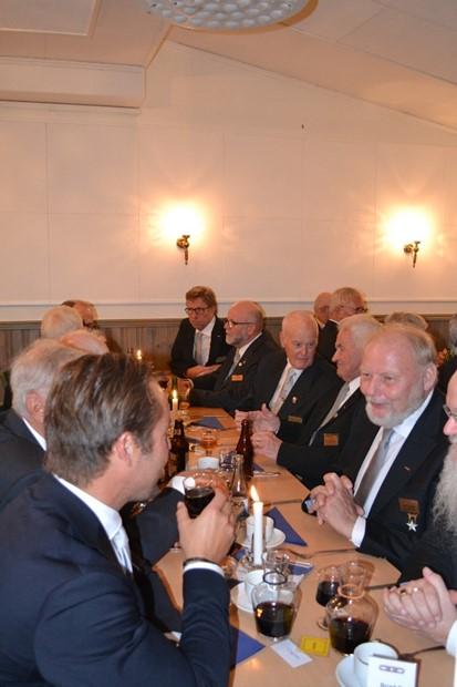 Måltiden kommer att bestå av lax. Till Gåsmiddagen, med damer, den 10 november, finns ännu några platser kvar. Br. Mats Olsson hälsar från sjuksängen. Rehabiliteringen går framåt med hjälp av kryckor.