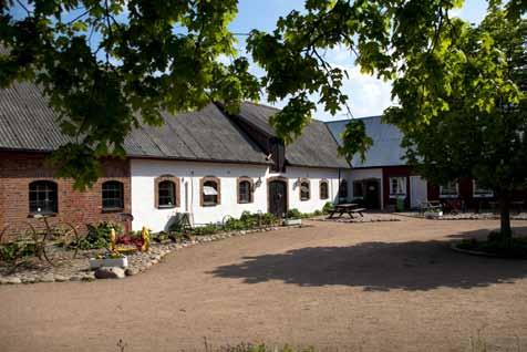 Stadsbondgården Liten djurpark. Café. Hantverksförsäljning. Trädgård.