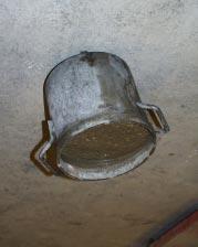 Utöver dessa mätningar av den färska betongens egenskaper, göts de kuber som gav hållfasthetsutvecklingen. Kubformar med en sidolängd på 150 mm användes, se figur 4.7.