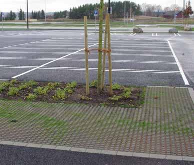 Foton: WRS Exempel på genomsläpplig beläggning. Till vänster marksten och gräsförsedd rasteryta (betonghålsten), till höger permeabel asfalt och rasteryta.