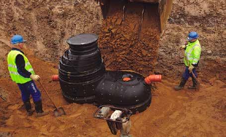 Illustration: Meag Va-system Foto: Wavin Installation av en oljeavskiljare i plast. Till vänster en lamelloljeavskiljare i betong, avsedd för att hantera höga flöden av dagvatten.
