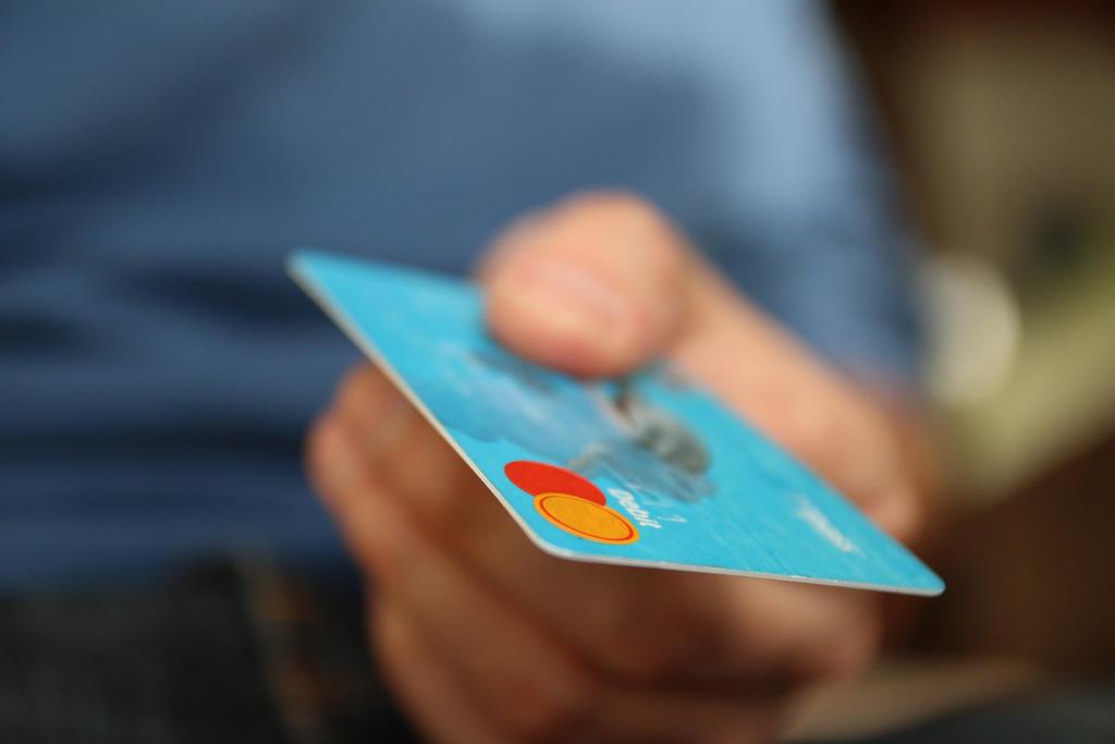 Kunden kan använda kreditkort och erhåller då bankens kredittid. Ingen terminal behövs, allt sker i mobilen. Avgifter beror på fakturabelopp.