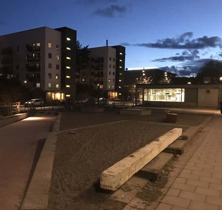 Gång ned mot Tenstaplan - luminant parkarmatur