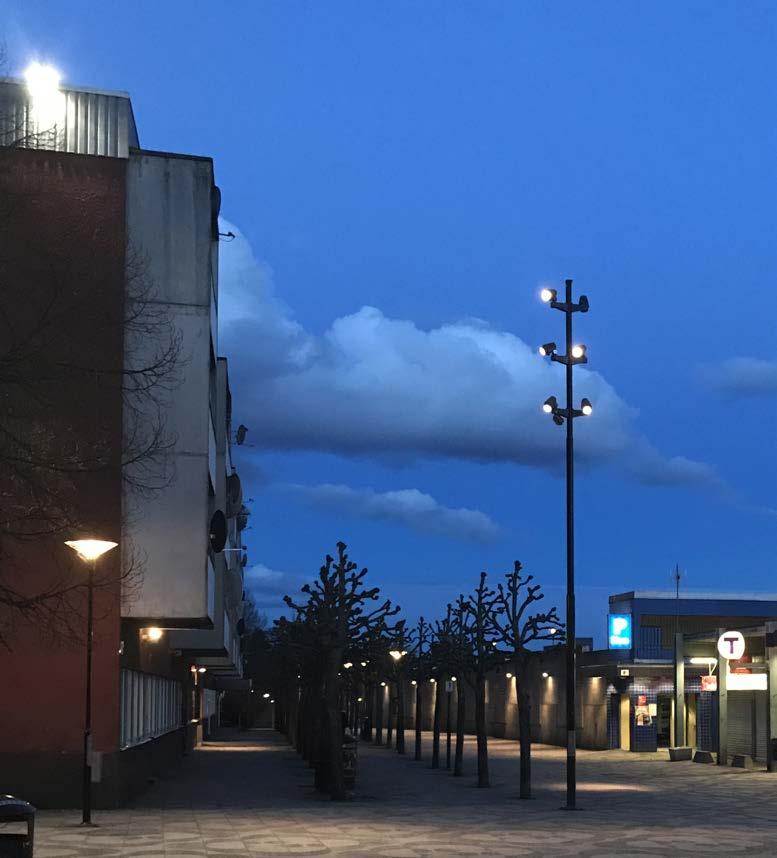 TENSTAGÅNGEN OCH TENSTA TORG NULÄGESANALYS Belysningen vid Tenstagången och Tensta torg utgörs idag av armaturer på fasad samt på stolpe/stolpar.