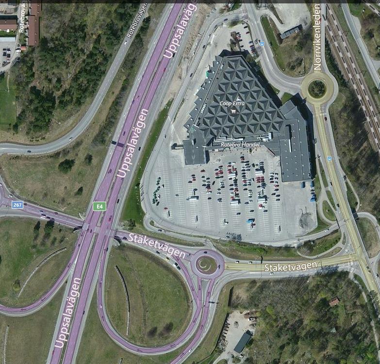 Den nya mätpunkten vid Coop markerad med röd pil. I mätpunkt Vallen vid 3M mättes nu 77 dba och i den nya mätpunkten vid Coop mättes 76 dba.