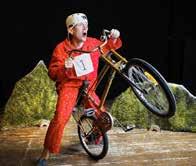 Teater Mirakelpojken av Ulf Stark Teater Kung & Drottning, Stockholm Du får inte följa med! Du är för liten! Du går bara vilse! Du får inte gå utanför tomten, lova det!