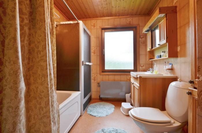 Badrum Bra badrum med badkar, dusch, toalett