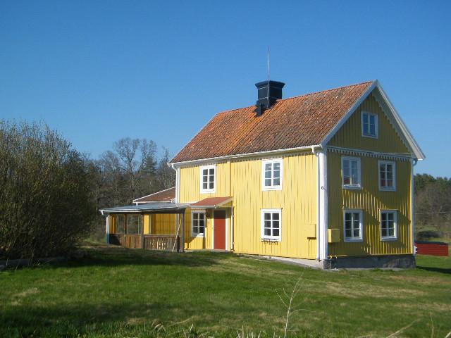 Mindre Gård/Bostadshus nära kusten Gård i Misterhult nordost om Oskarshamn.
