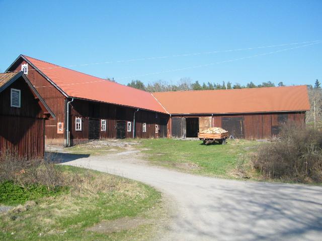 Bostadsbyggnad Grunduppgifter Bostadsbyggnad Gårdshus Timrad byggnad i 2 plan och tegeltak, utbyggt och renoverat 2001. Boyta om ca 156 m². Kopplade fönster.