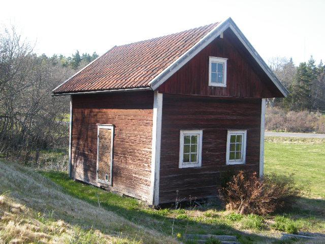 Rumsbeskrivning ovanvåning 1 sovrum med öppen spis, 1 stort sovrum med öppen spis där man installerat en braskamin, liten toalett med klinkergolv, hall.