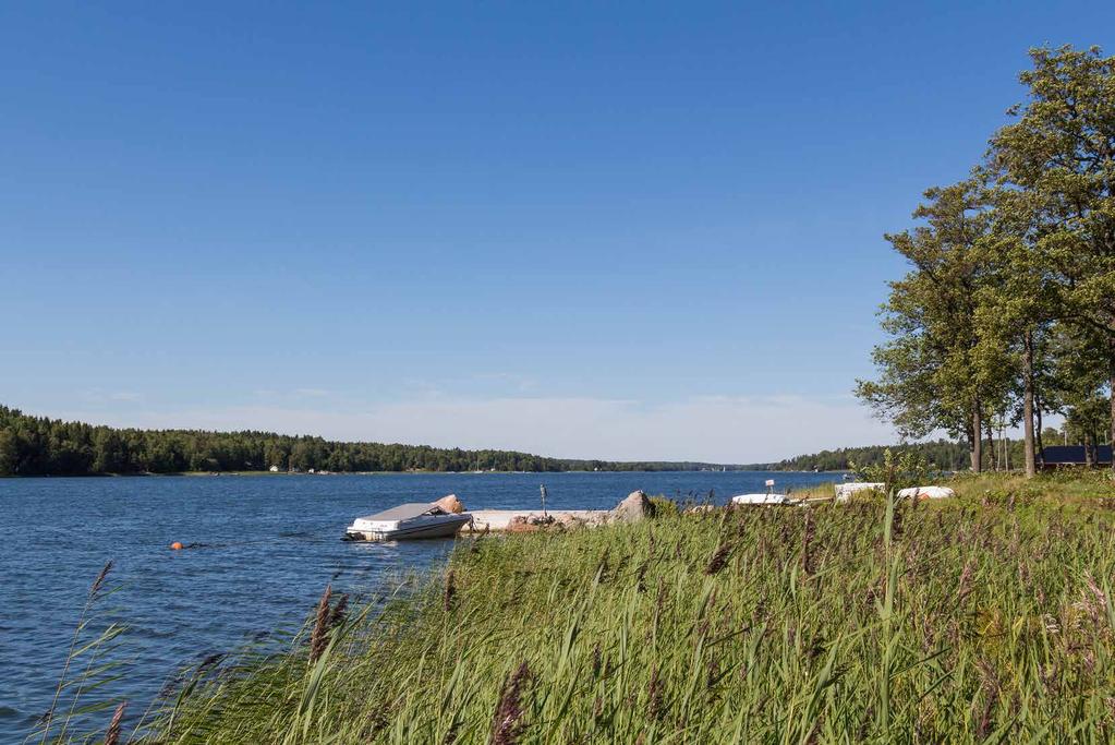 SJÖSTÄLLE MED ANOR. Redan vid passagen genom entréstolparna infinner sig känslan och upplevelsen av sjön.