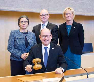 Alla som sitter i riksdagen har en ersättare. Talmannen har tre ledamöter som turas om som ersättare och de kallas vice talmän.