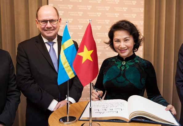 Så fungerar riksdagen på lättläst svenska 27 Riksdagens talman Urban Ahlin har många utländska besökare En av hans besökare var Vietnams talman Nguyen Thi Kim Ngan.