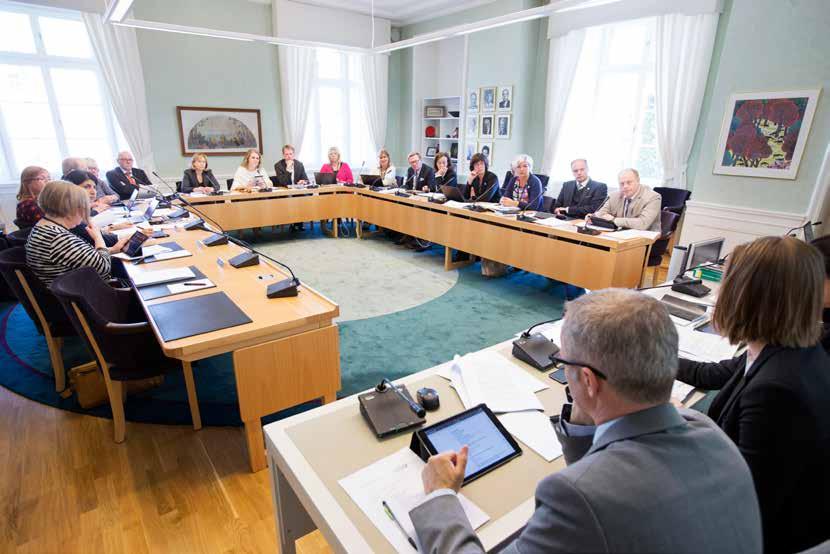 Så fungerar riksdagen 13 Utskottet en miniriksdag Alla ärenden som kommer till riksdagen måste förberedas i ett utskott innan beslut kan fattas i kammaren.