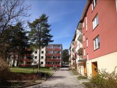 Söder om planområdet finns punkthus i sju-åtta våningar uppförda under 1980-talet.