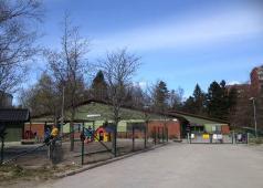 Vy från väst Vy från söder Service Det finns flera skolor och förskolor i anslutning till området.