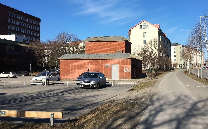 Sida 14 (42) Inom Fruängsgårdens 6, på servicehusets norra parkering, finns en planstridig byggnad som inhyser en sopsugsanläggning och elnätstation.